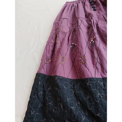 手刺繍で描くブーケ&ふんわり蝶々刺繍のスカート《アッシュパープル》 5枚目の画像