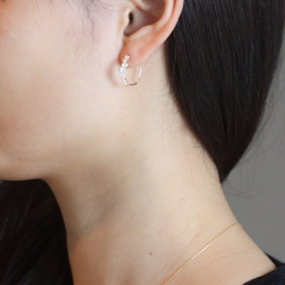 珍珠排列的小小鉤狀耳環 第3張的照片