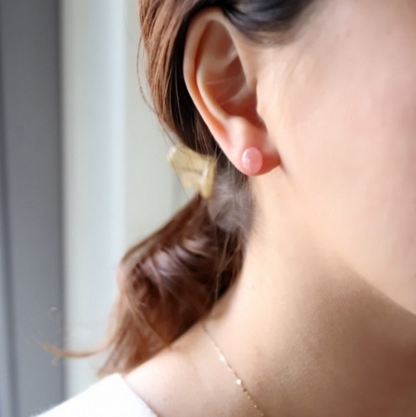 黑色尖晶石排列的鉤狀耳環 第2張的照片