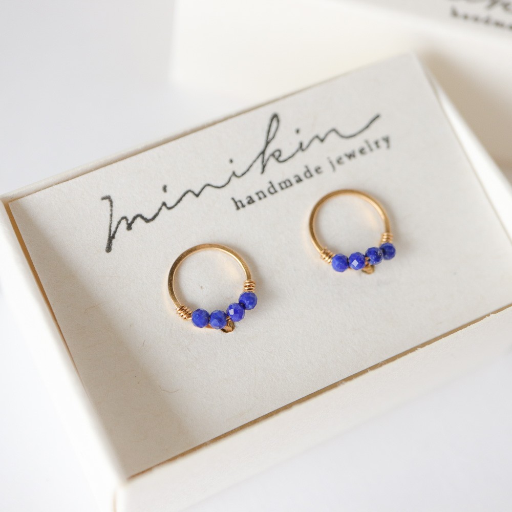 [チャーム付け替え対応]14kgf/ラピスラズリが並ぶ小さなイヤリング【9・12月の誕生石】