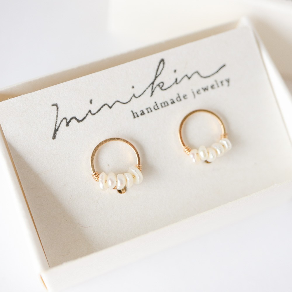 ［チャーム付け替え対応］14kgf/淡水パールが並ぶ小さなイヤリング【6月の誕生石】