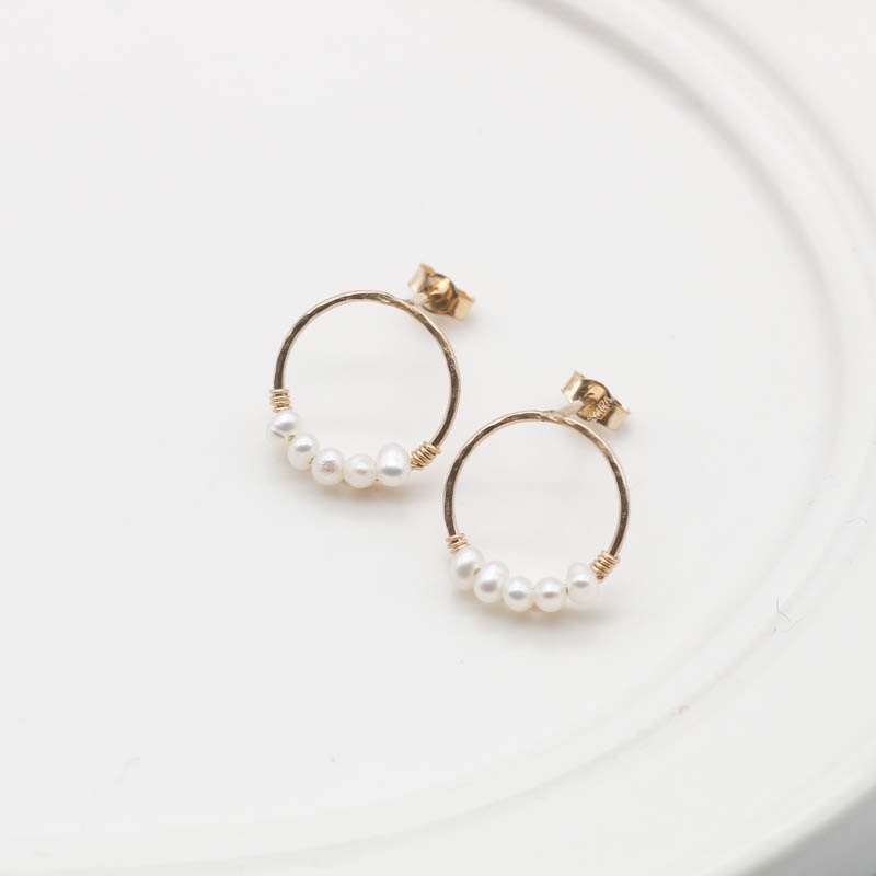 14kgf/淡水パールが並ぶ小さなピアス【6月の誕生石】