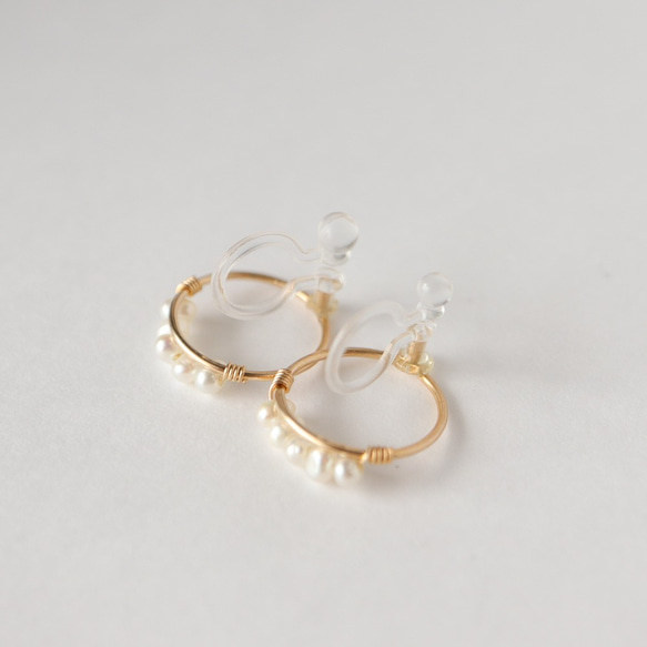 [樹脂耳環] 14kgf /小耳環，內襯淡水珍珠 第3張的照片