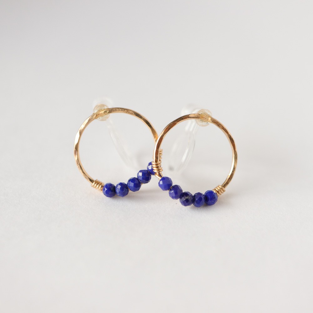 [樹脂イヤリング］14kgf/ラピスラズリが並ぶ小さなイヤリング【9・12月の誕生石】