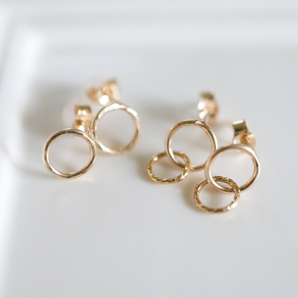 【Creema限定】14kgf/小さなピアス(circle)×小さなピアス(W) お得な２点セット 1枚目の画像