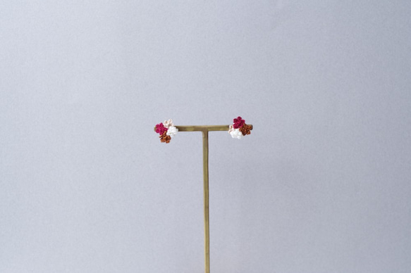 【February 25】小さなお花たちとパールビーズのピアス〈カシス〉 3枚目の画像