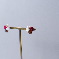 【February 25】小さなお花たちとパールビーズのピアス〈カシス〉 5枚目の画像