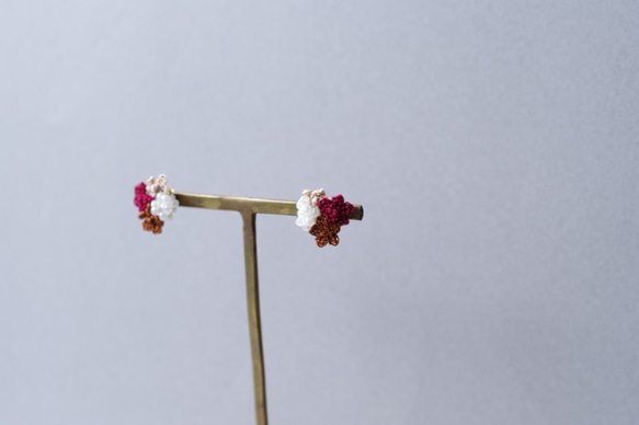 【February 25】小さなお花たちとパールビーズのピアス〈カシス〉 5枚目の画像