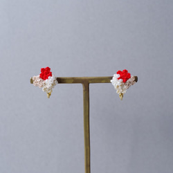 【May 14】小さなお花たちとパールビーズのイヤリング／ピアス〈ショートケーキ〉 2枚目の画像
