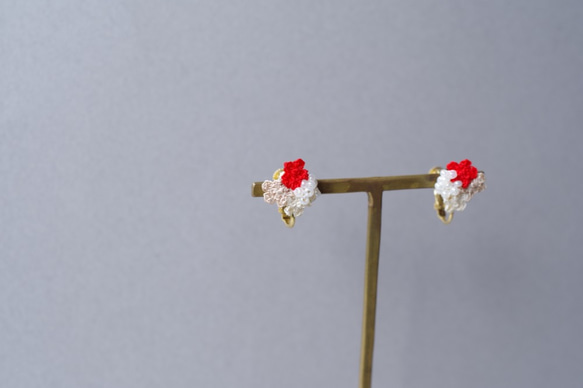 【May 14】小さなお花たちとパールビーズのイヤリング／ピアス〈ショートケーキ〉 4枚目の画像