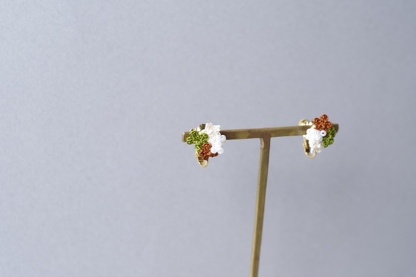 【May 5】小さなお花たちとパールビーズのピアス〈抹茶〉 4枚目の画像