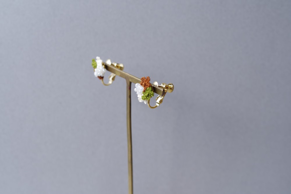 【May 5】小さなお花たちとパールビーズのピアス〈抹茶〉 5枚目の画像