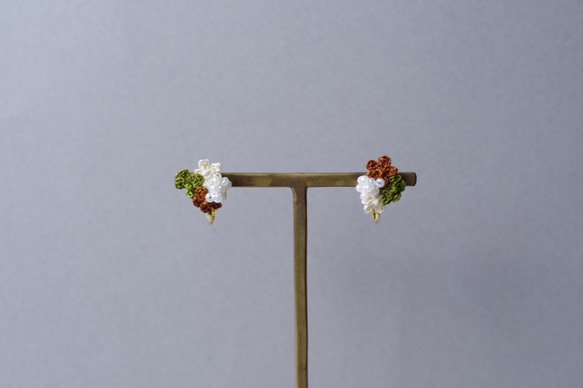 【May 5】小さなお花たちとパールビーズのピアス〈抹茶〉 6枚目の画像