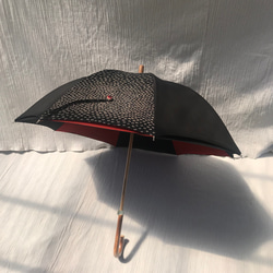 落ち着いた色調と柄のかわず張り日傘（赤）（最終セール中） 3枚目の画像