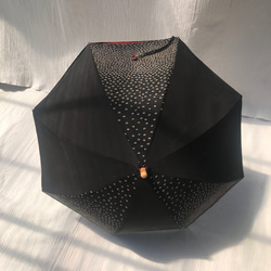 落ち着いた色調と柄のかわず張り日傘（赤）（最終セール中） 4枚目の画像