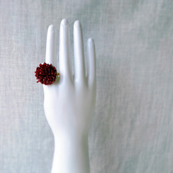 極小ビーズを1から手作りしたリング　つぶつぶビーズの指輪　木の実のような赤　ミナペルホネン風 3枚目の画像