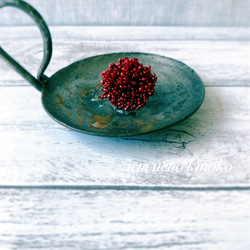 極小ビーズを1から手作りしたリング　つぶつぶビーズの指輪　木の実のような赤　ミナペルホネン風 4枚目の画像