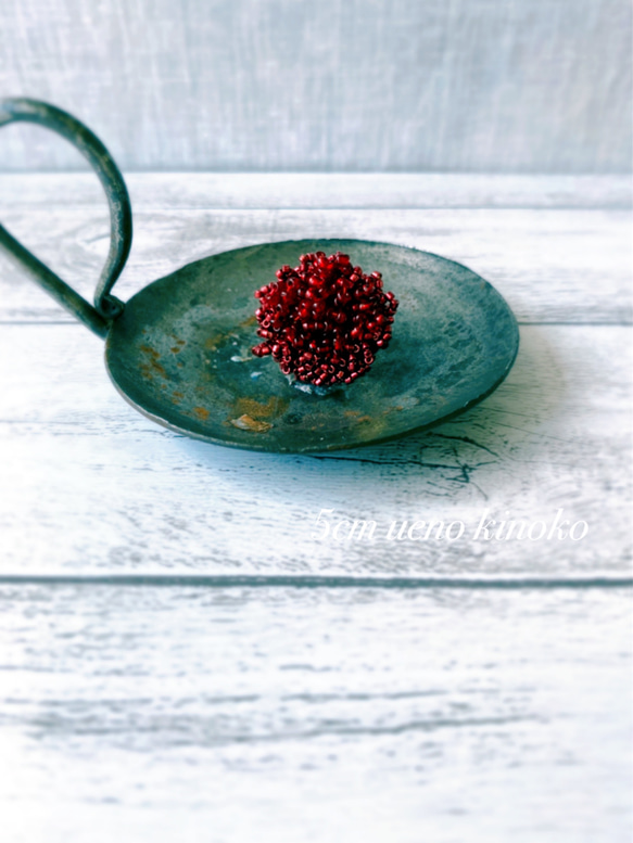 極小ビーズを1から手作りしたリング　つぶつぶビーズの指輪　木の実のような赤　ミナペルホネン風 4枚目の画像