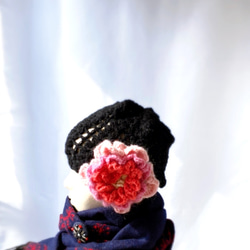 2ウェイコサージュ付き帽子　黒のニットキャップ　透かし編みのニット帽　大きいお花モチーフ付き　レディース帽子 2枚目の画像