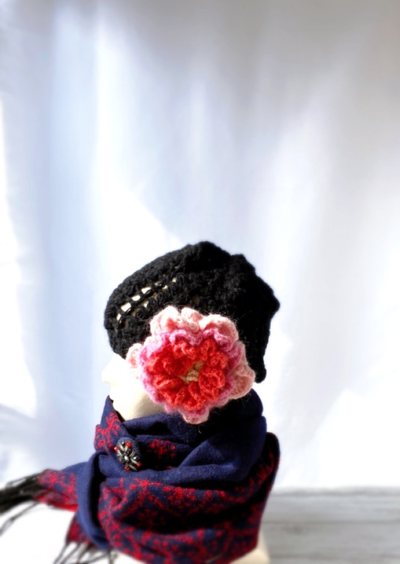 2ウェイコサージュ付き帽子　黒のニットキャップ　透かし編みのニット帽　大きいお花モチーフ付き　レディース帽子 2枚目の画像