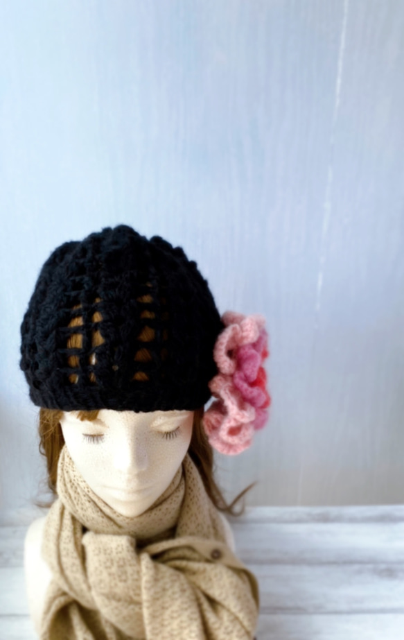2ウェイコサージュ付き帽子　黒のニットキャップ　透かし編みのニット帽　大きいお花モチーフ付き　レディース帽子 3枚目の画像