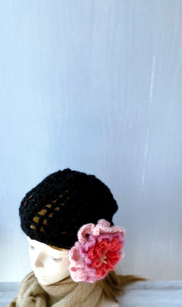 2ウェイコサージュ付き帽子　黒のニットキャップ　透かし編みのニット帽　大きいお花モチーフ付き　レディース帽子 4枚目の画像