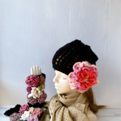 2ウェイコサージュ付き帽子　黒のニットキャップ　透かし編みのニット帽　大きいお花モチーフ付き　レディース帽子 8枚目の画像