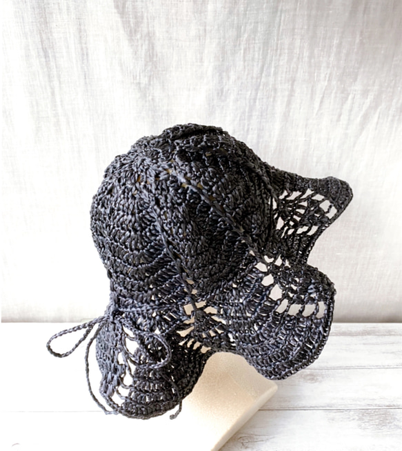 日除け・日焼け防止UVカット　手編みチューリップハット　透かし模様のたためるレディース用お帽子　黒　ブラック 6枚目の画像