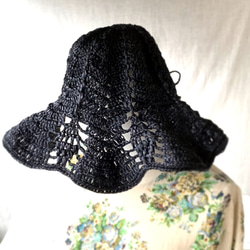 日除け・日焼け防止UVカット　手編みチューリップハット　透かし模様のたためるレディース用お帽子　黒　ブラック 4枚目の画像
