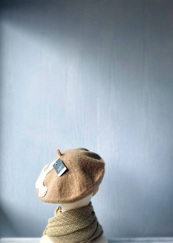 フランス製レディース帽子　十字架のクロッシェ　オフホワイトのモチー付き　ウールベレー帽ベージュ 4枚目の画像