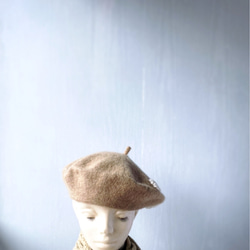 フランス製レディース帽子　十字架のクロッシェ　オフホワイトのモチー付き　ウールベレー帽ベージュ 3枚目の画像