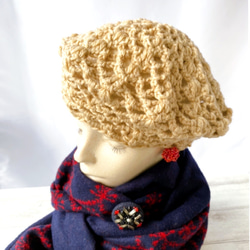 スタイルが決まるベレー帽　小顔効果　ベージュ手編みクロッシェ模様編みさっとかぶれてあったかいウール　　レディース用帽子 4枚目の画像