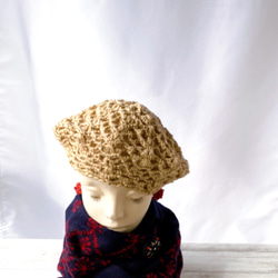 スタイルが決まるベレー帽　小顔効果　ベージュ手編みクロッシェ模様編みさっとかぶれてあったかいウール　　レディース用帽子 2枚目の画像