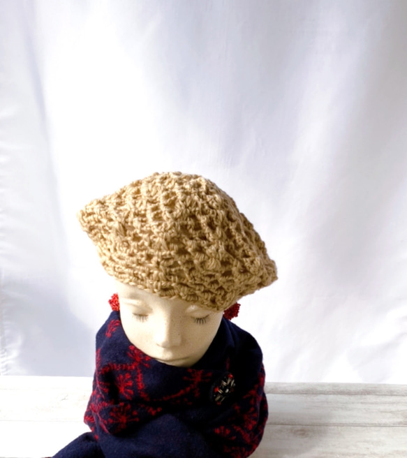 スタイルが決まるベレー帽　小顔効果　ベージュ手編みクロッシェ模様編みさっとかぶれてあったかいウール　　レディース用帽子 2枚目の画像