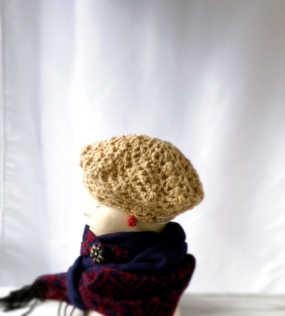スタイルが決まるベレー帽　小顔効果　ベージュ手編みクロッシェ模様編みさっとかぶれてあったかいウール　　レディース用帽子 8枚目の画像