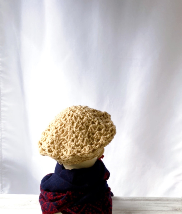 スタイルが決まるベレー帽　小顔効果　ベージュ手編みクロッシェ模様編みさっとかぶれてあったかいウール　　レディース用帽子 9枚目の画像