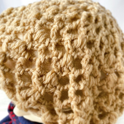 スタイルが決まるベレー帽　小顔効果　ベージュ手編みクロッシェ模様編みさっとかぶれてあったかいウール　　レディース用帽子 7枚目の画像