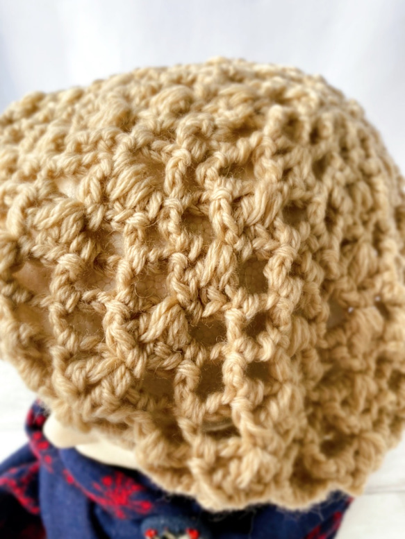 スタイルが決まるベレー帽　小顔効果　ベージュ手編みクロッシェ模様編みさっとかぶれてあったかいウール　　レディース用帽子 7枚目の画像