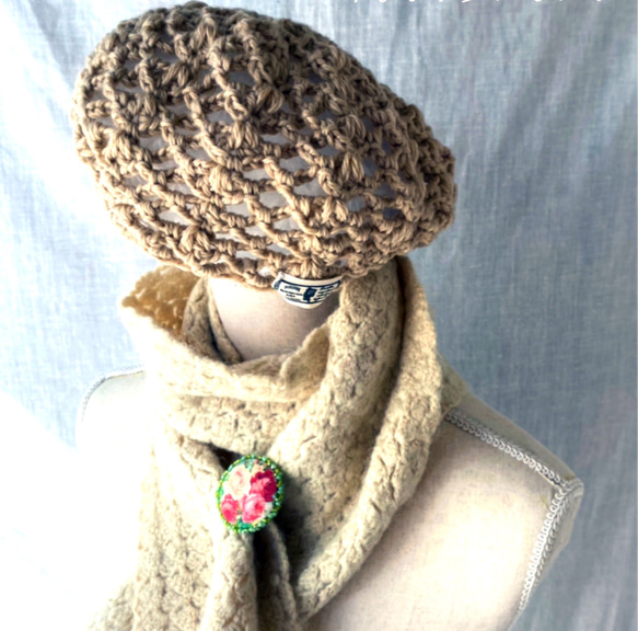スタイルが決まるベレー帽　小顔効果　ベージュ手編みクロッシェ模様編みさっとかぶれてあったかいウール　　レディース用帽子 10枚目の画像