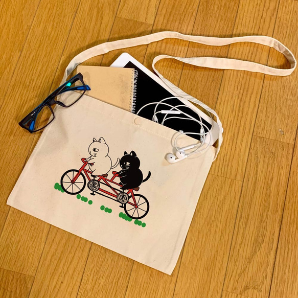 サコッシュ　猫郎雑貨店「猫郎の二匹乗り自転車」　ナチュラルカラー 1枚目の画像