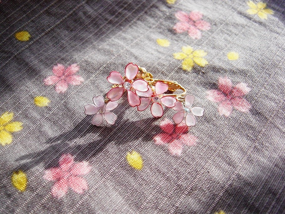 小さな桜（イヤリング） 1枚目の画像