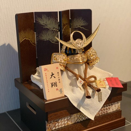 新商品 五月人形 コンパクト 上杉謙信公松4曲屏風寄木細工収納兜