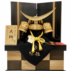 端午の節句　初節句　五月人形　兜　紺　黒漆器　木箱　金色仕立　伊達政宗公 端午の節句 初節句 五月人形 兜 紺 黒漆器 木箱 金色仕立 伊達