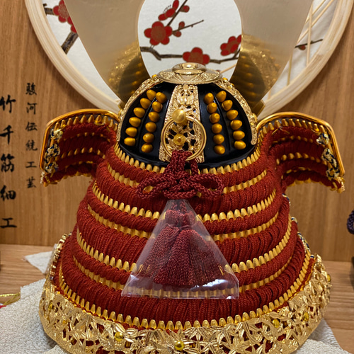 五月人形 初節句 兜飾り 竹雀（たけすずめ）兜竹千筋細工梅飾り（赤糸