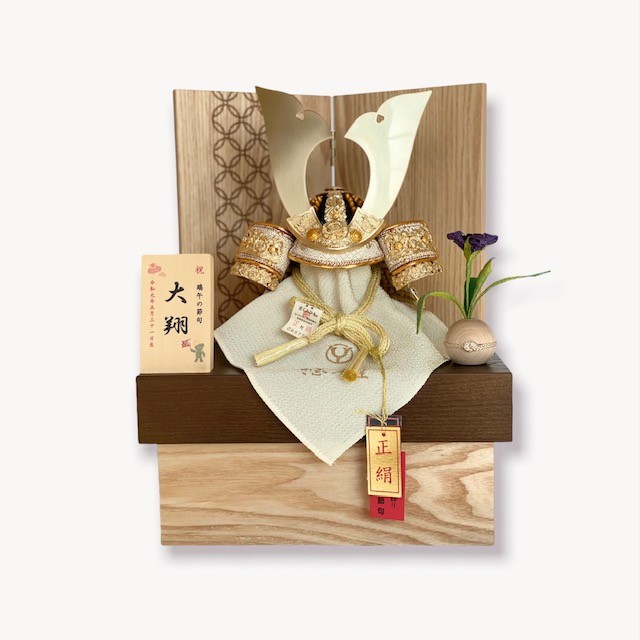 【五月人形】【コンパクト】【端午の節句】【収納飾り】　【こどもの日】白鐘(しろがね)4号兜七宝柄収納飾り