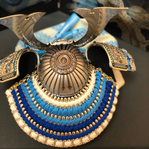 装飾的な青銅色兜 大人気の青色です！五月人形 蒼（あお）10号兜松鷹収納飾り おもちゃ