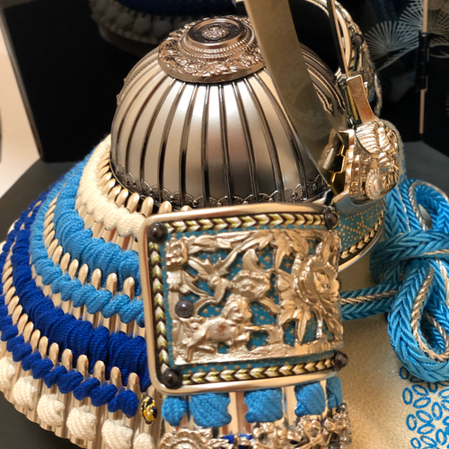 装飾的な青銅色兜 大人気の青色です！五月人形 蒼（あお）10号兜松鷹収納飾り おもちゃ