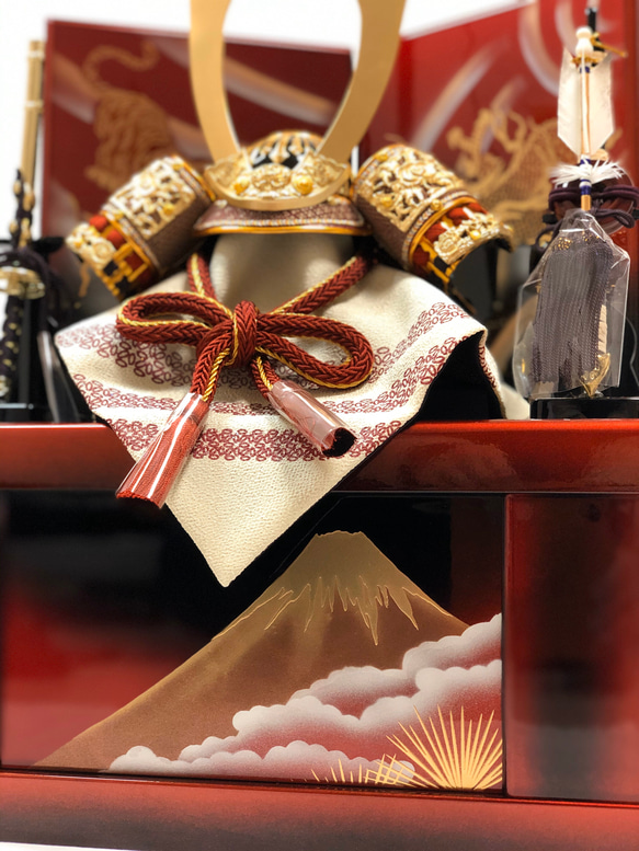五月人形　紅10号兜赤富士収納飾り 5枚目の画像