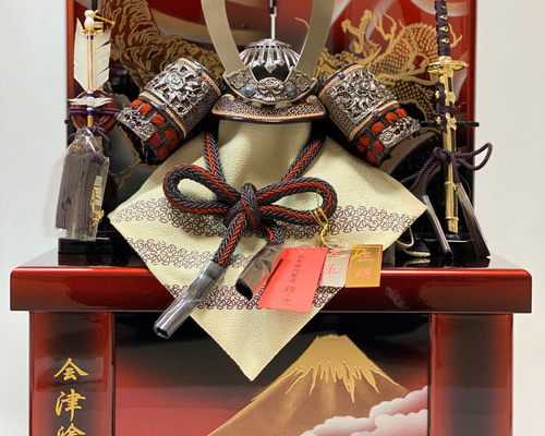 ●チコ●五月人形セット●正絹縅の金兜　彫金龍虎図収納飾り　赤茶色屏風台付 五月人形】10号 純金箔押 赤糸威 兜収納飾り〈一徳作〉[245-042