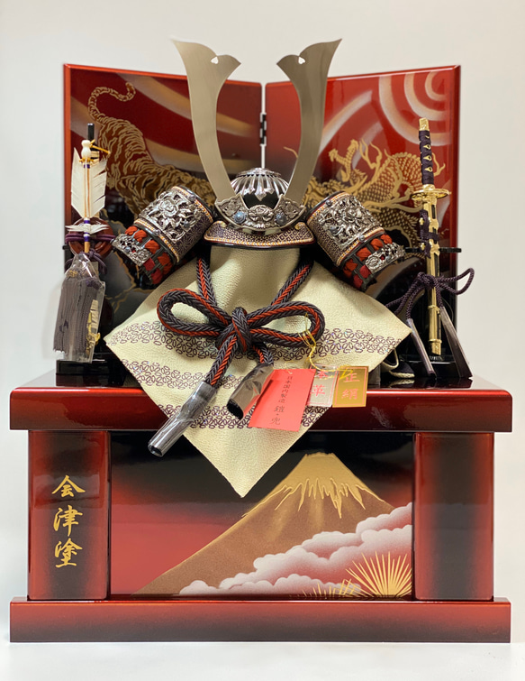 五月人形 兜収納飾り 金色・赤色・紫色 五月人形 紫10号兜龍虎赤溜収納飾り おもちゃ・人形 甲冑工房 悠